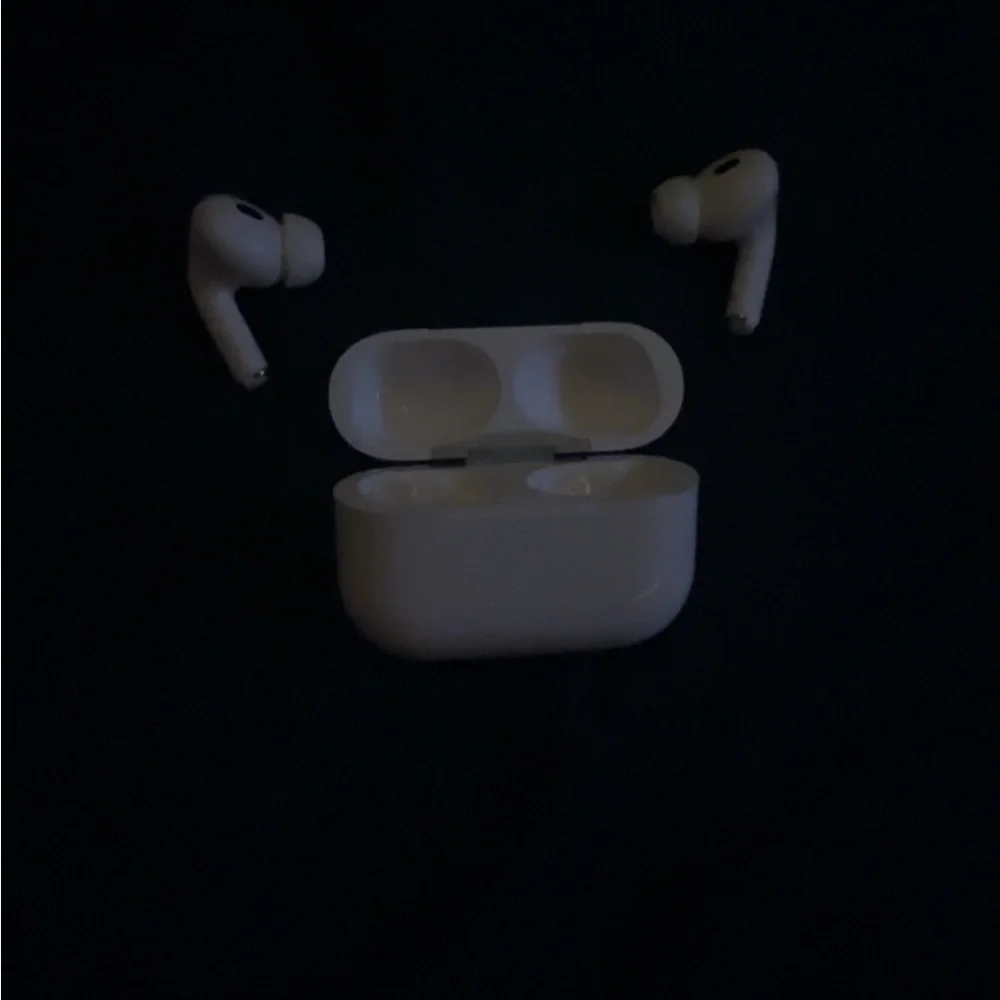 Apple White Wireless Earbuds with Charging Case
